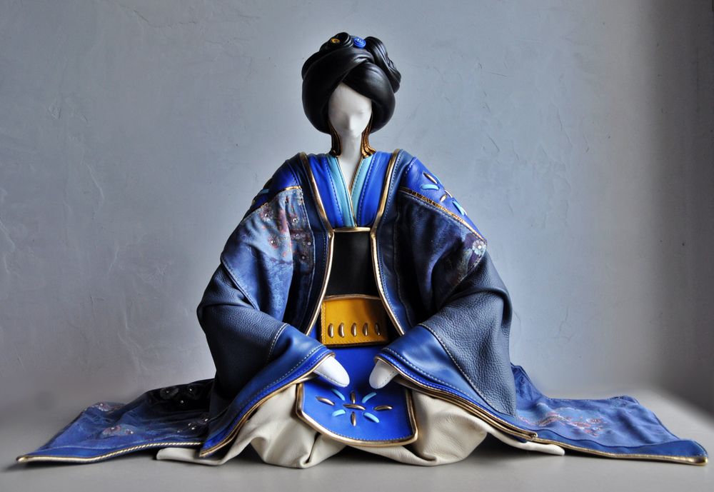 Sculptures, statuettes et miniatures - Sculpture en Cuir Geisha bleue - ANNIE DELEMARLE SCULPTURE CUIR
