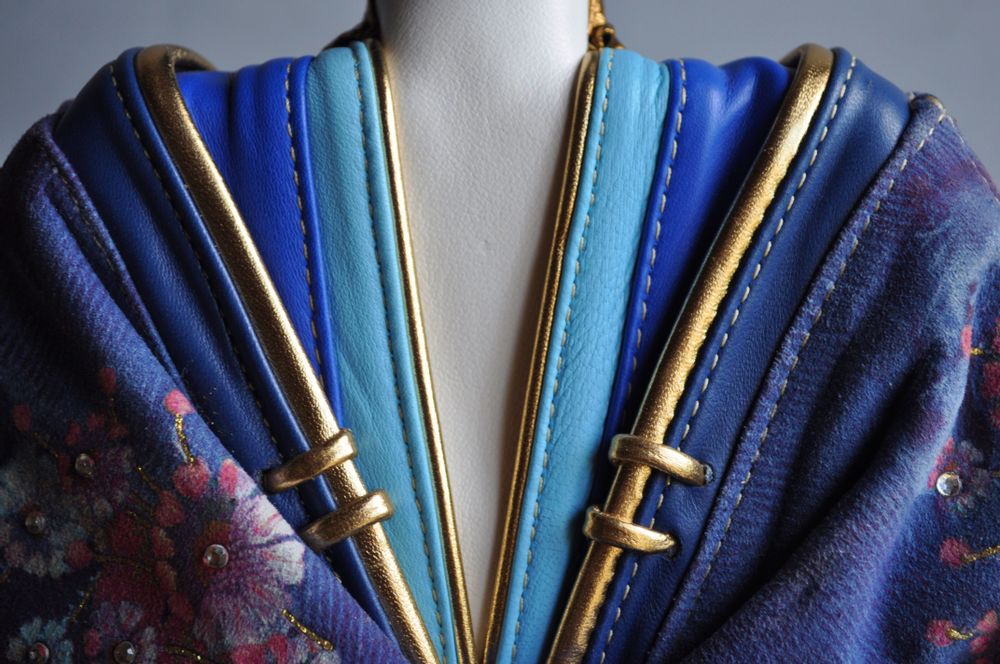 Sculptures, statuettes et miniatures - Sculpture en Cuir Geisha bleue - ANNIE DELEMARLE SCULPTURE CUIR