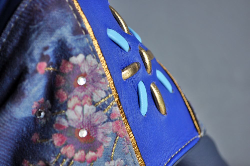 Sculptures, statuettes et miniatures - Sculpture en Cuir Geisha bleue - ANNIE DELEMARLE SCULPTURE CUIR