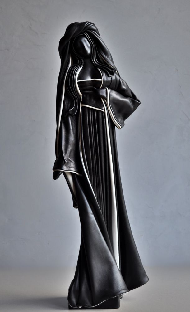Pièces uniques - Sculpture en cuir, femme debout - ANNIE DELEMARLE SCULPTURE CUIR