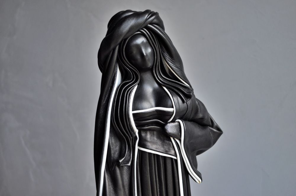 Pièces uniques - Sculpture en cuir, femme debout - ANNIE DELEMARLE SCULPTURE CUIR
