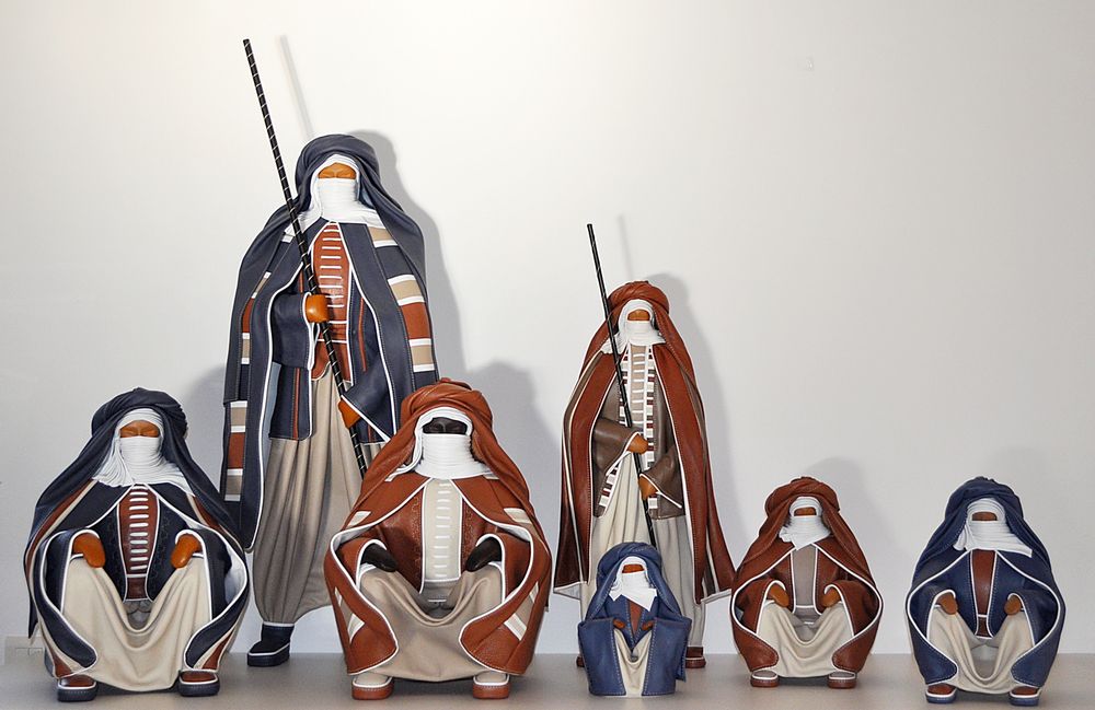 Sculptures, statuettes et miniatures - Sculpture en cuir, grand Touareg assis - ANNIE DELEMARLE SCULPTURE CUIR