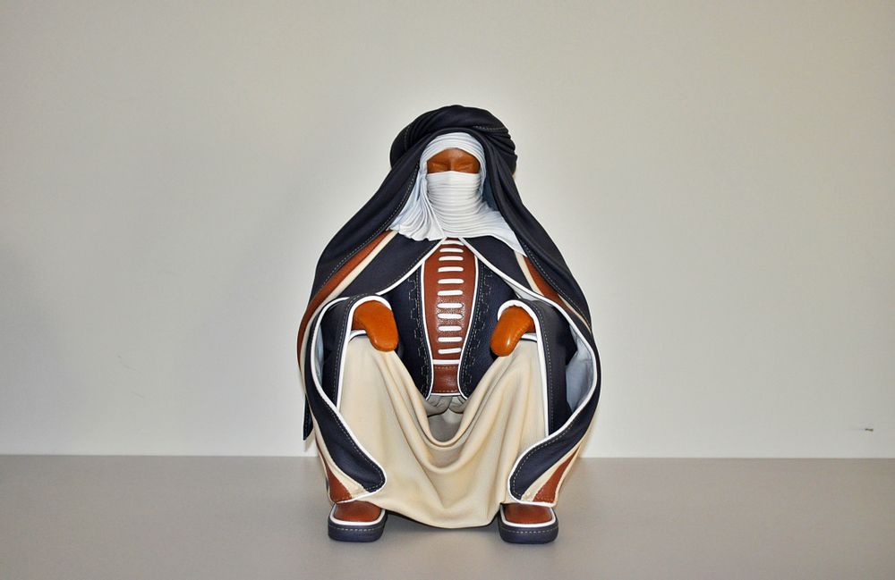 Sculptures, statuettes et miniatures - Sculpture en cuir, grand Touareg assis - ANNIE DELEMARLE SCULPTURE CUIR