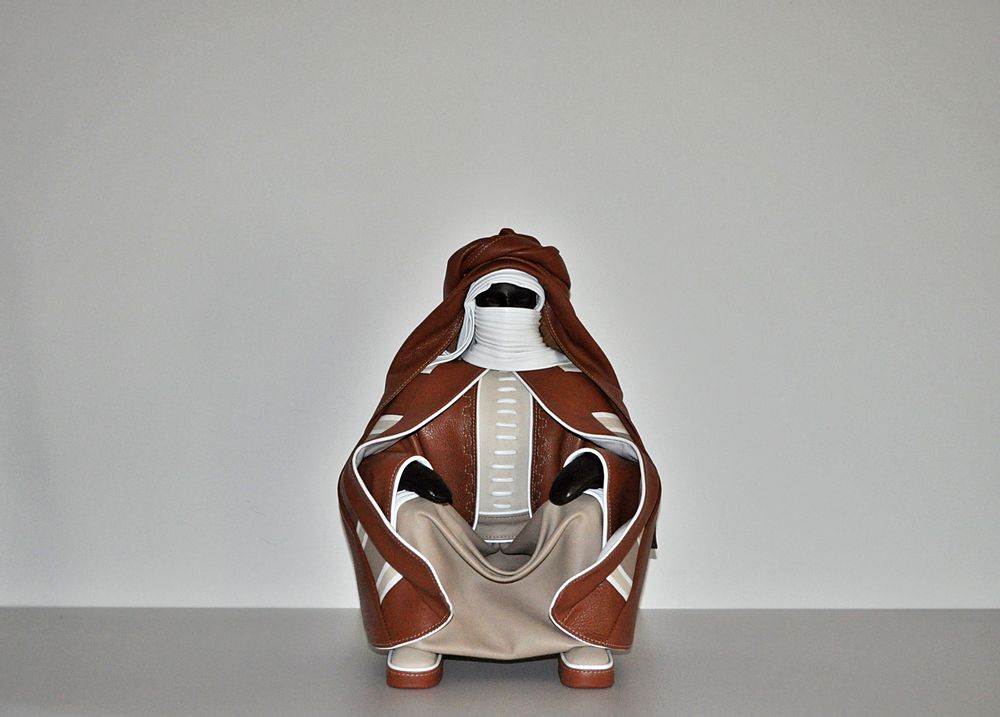Sculptures, statuettes et miniatures - Sculpture en cuir, grand Touareg assis - ANNIE DELEMARLE SCULPTURE CUIR