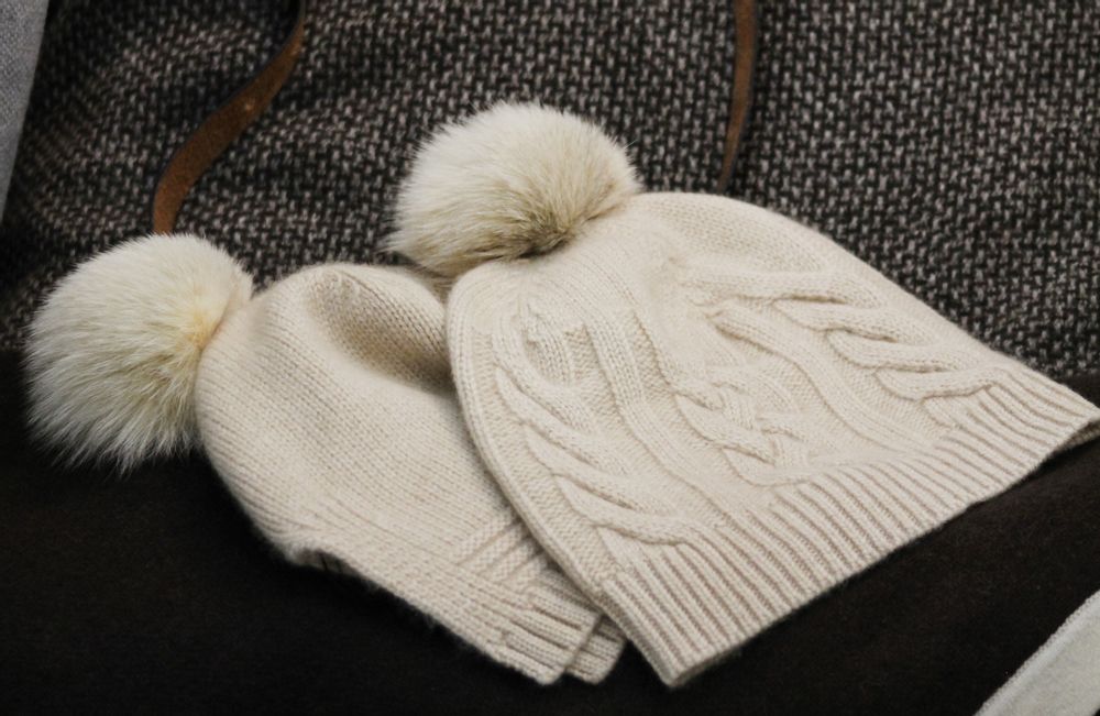 Chapeaux - Bonnet avec pompon détachable en cachemire, Mongolie  - AZZA DESIGN STUDIO ORGANIC CASHMERE MONGOLIE