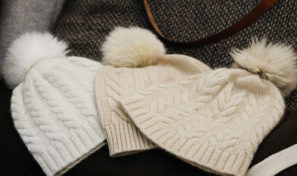 Chapeaux - Bonnet avec pompon détachable en cachemire, Mongolie  - AZZA DESIGN STUDIO ORGANIC CASHMERE MONGOLIE