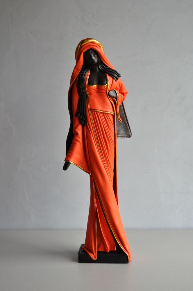 Pièces uniques - Sculpture en cuir, femme debout - ANNIE DELEMARLE SCULPTURE CUIR
