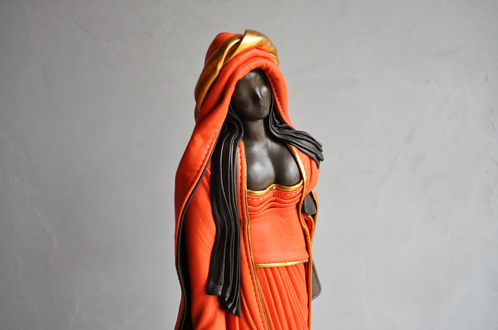 Pièces uniques - Sculpture en cuir, femme debout - ANNIE DELEMARLE SCULPTURE CUIR