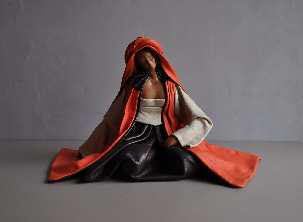 Pièces uniques - Sculpture en cuir, femme assise - ANNIE DELEMARLE SCULPTURE CUIR