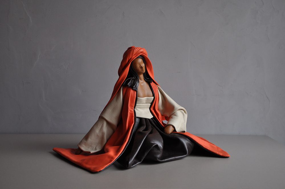 Pièces uniques - Sculpture en cuir, femme assise - ANNIE DELEMARLE SCULPTURE CUIR
