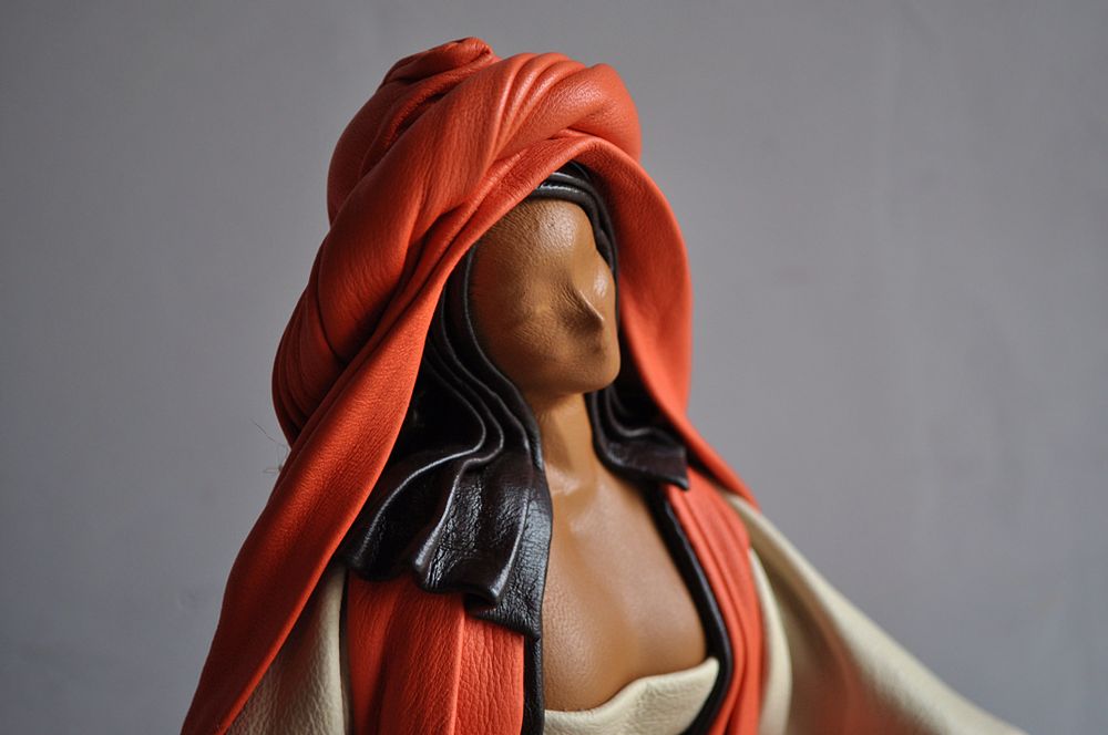Pièces uniques - Sculpture en cuir, femme assise - ANNIE DELEMARLE SCULPTURE CUIR