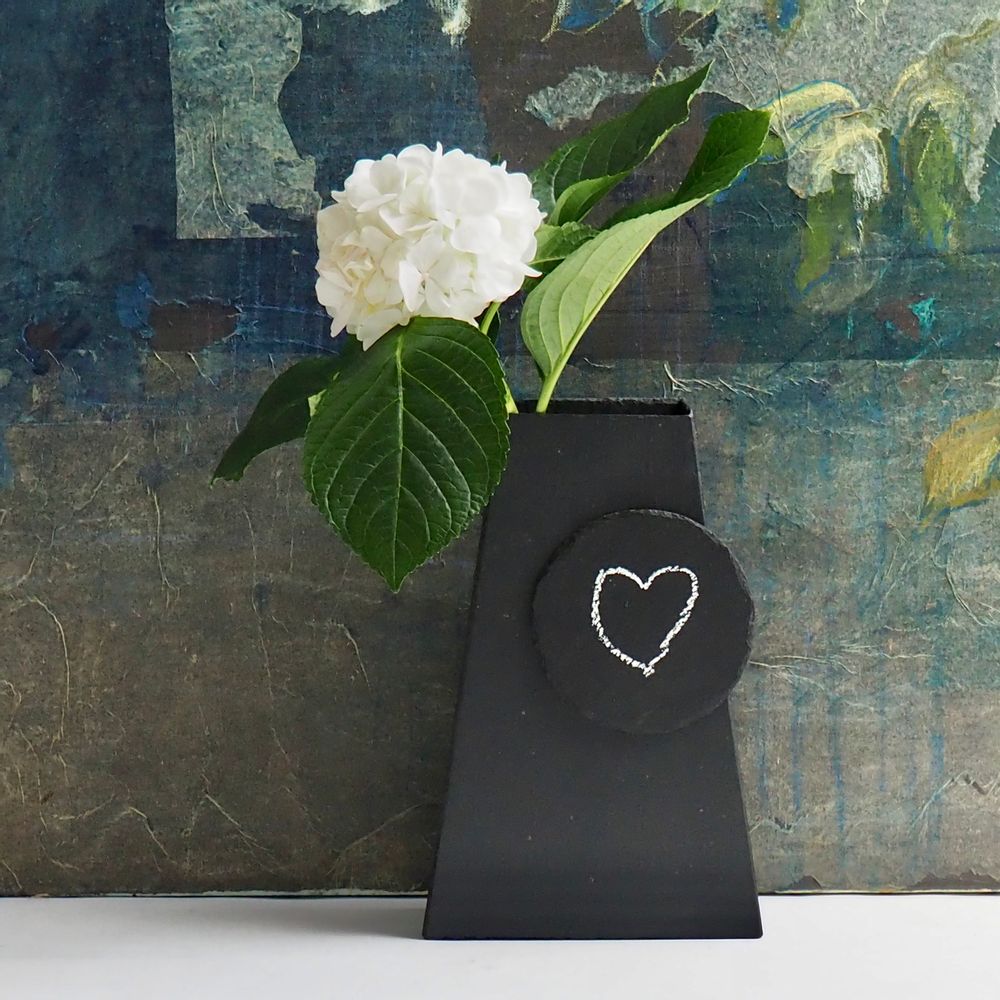 Accessoires de déco extérieure - Vase trapèze MESSAGE en ardoise naturelle - LE TRÈFLE BLEU