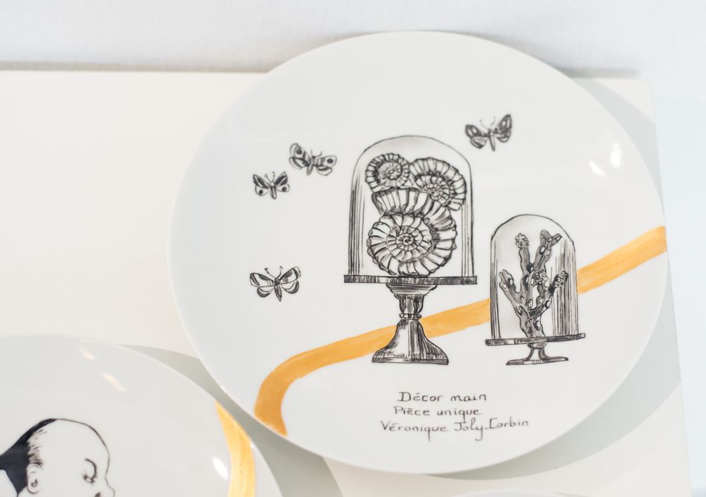 Other wall decoration - Wall installation of illustrated plates CURIOSITE - VERONIQUE JOLY-CORBIN