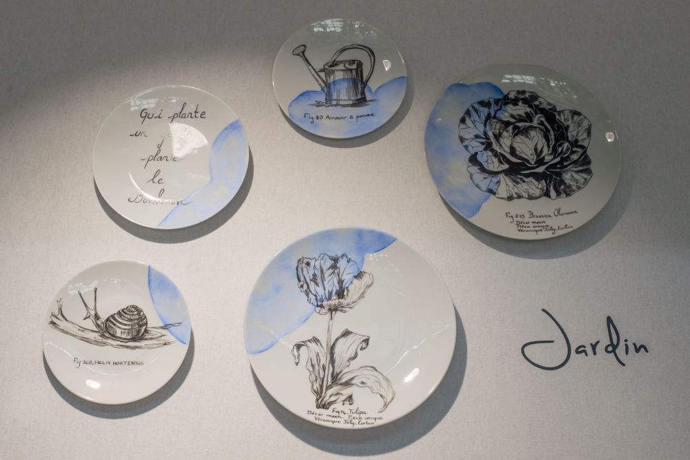Pièces uniques - Installation murale d'assiettes illustrées JARDIN - VERONIQUE JOLY-CORBIN