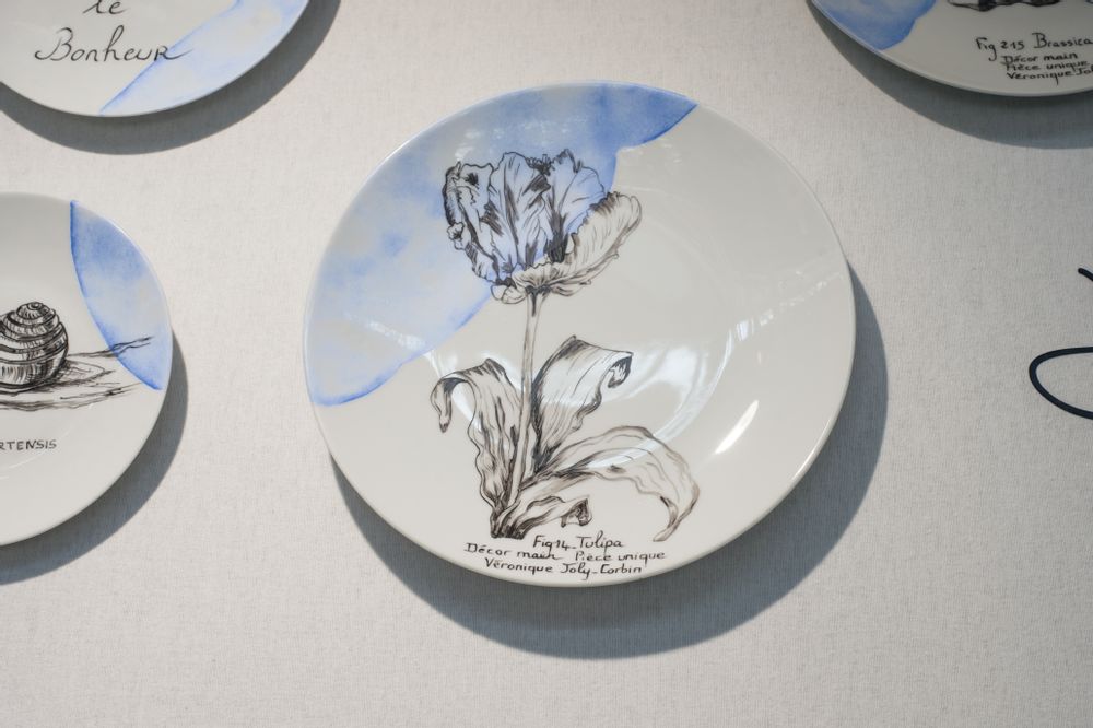 Pièces uniques - Installation murale d'assiettes illustrées JARDIN - VERONIQUE JOLY-CORBIN