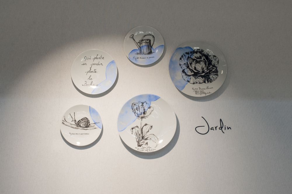 Pièces uniques - Installation murale d'assiettes illustrées JARDIN - VERONIQUE JOLY-CORBIN