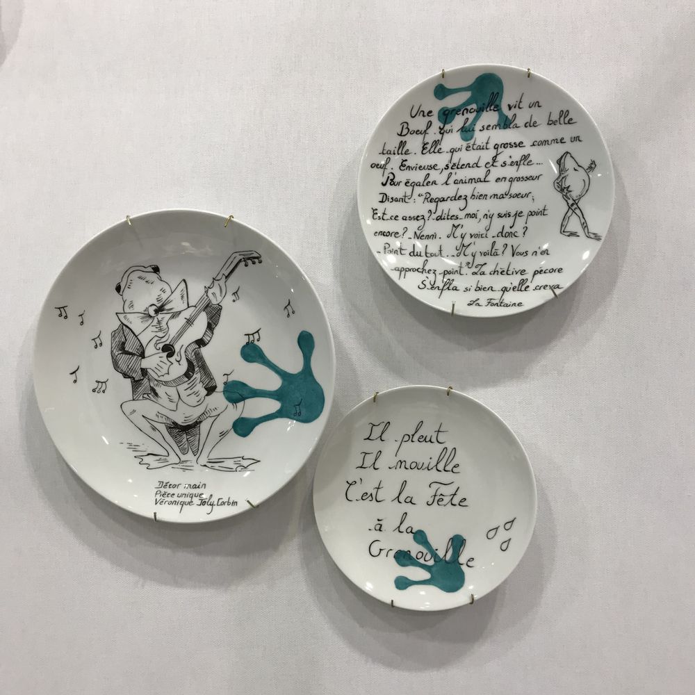 Unique pieces - Wall installation of illustrated plates FROG - VERONIQUE JOLY-CORBIN