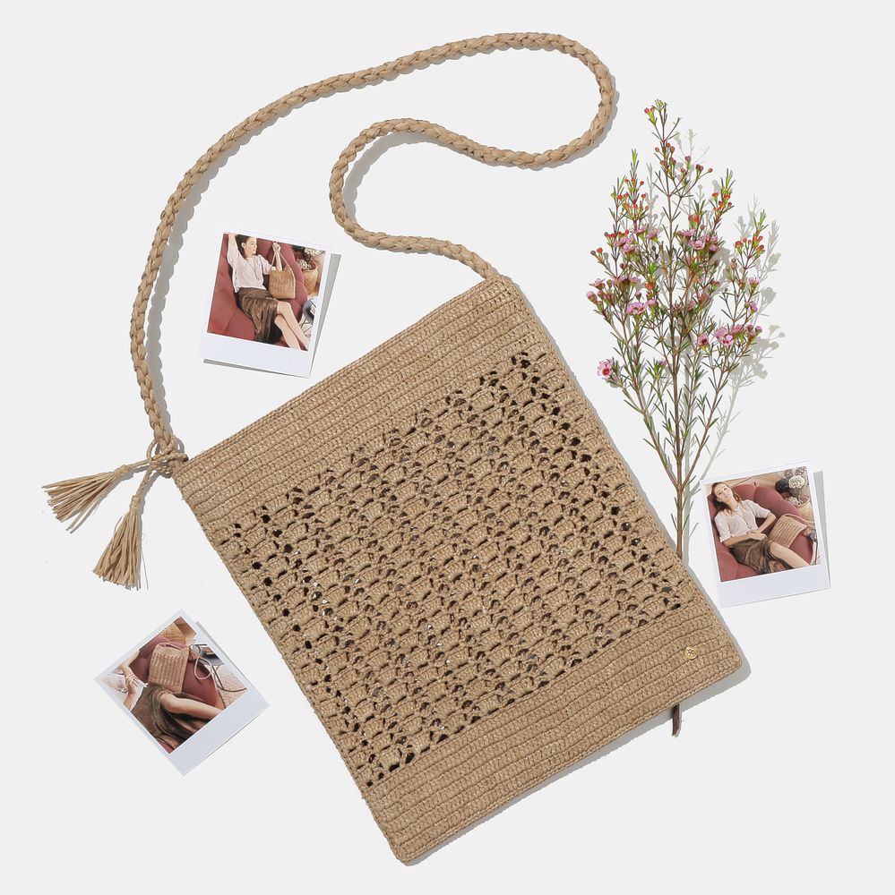 Cadeaux - FLAT BAG JANE Sac à bandoulière en raphia avec pompon - SANABAY PARIS