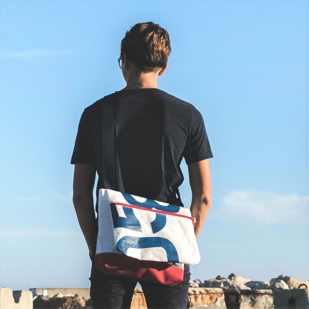 Sacs et cabas - Besace en voile de bateau recyclée - LES TOILES DU LARGE