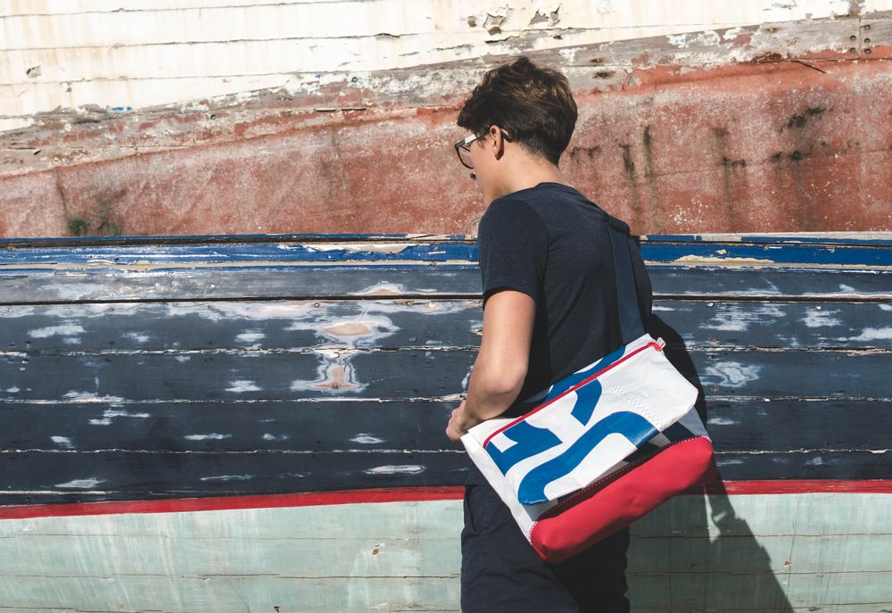 Sacs et cabas - Besace en voile de bateau recyclée - LES TOILES DU LARGE