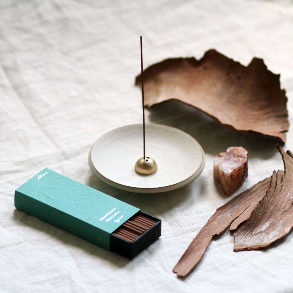 Homewear - Porte-encens en onyx blanc et dôme doré - UME