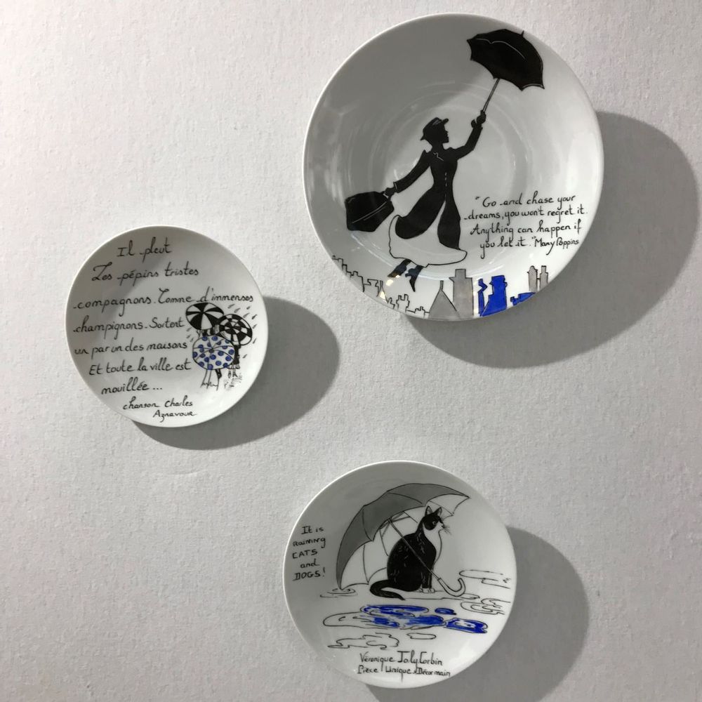Pièces uniques - Installation murale d'assiettes illustrées PLUIE - VERONIQUE JOLY-CORBIN