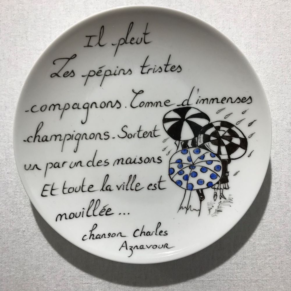 Pièces uniques - Installation murale d'assiettes illustrées PLUIE - VERONIQUE JOLY-CORBIN