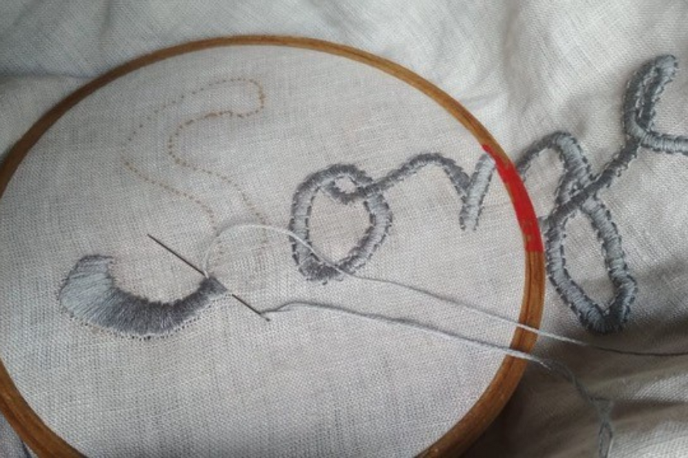 Coussins textile - SONGE - Housse en lin brodé main  - CONSTELLE HOME
