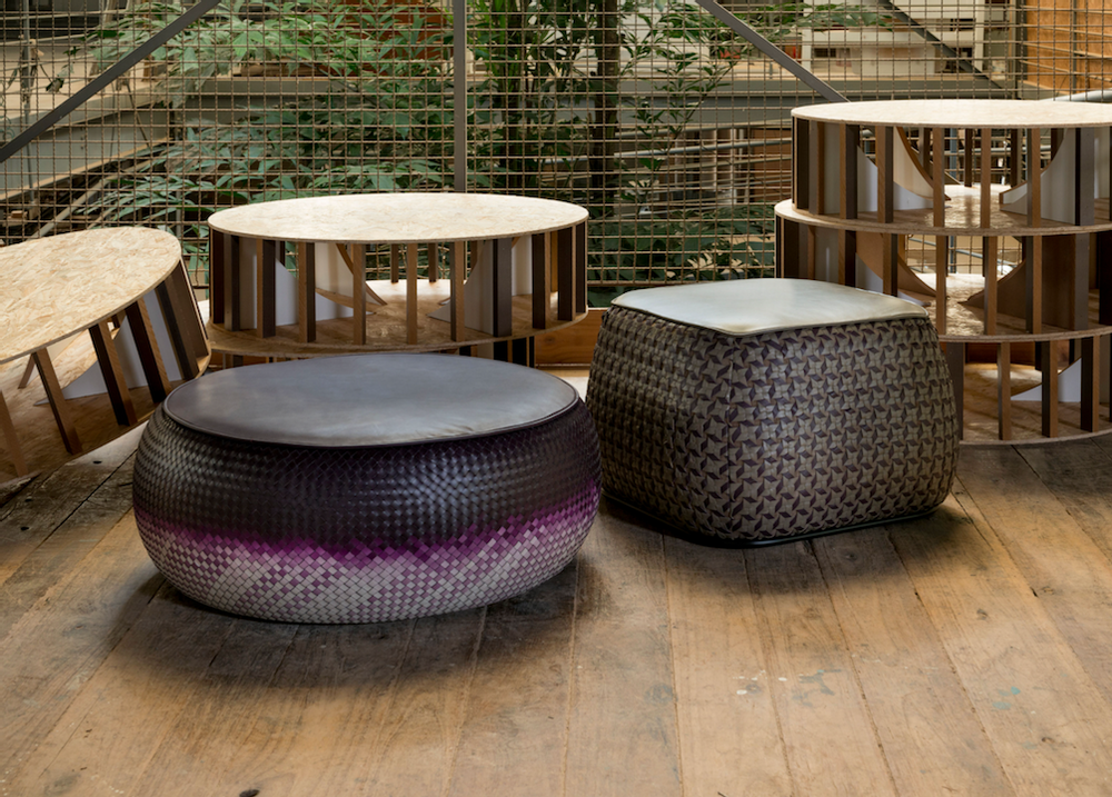 Poufs - MOSAICO DEGRADE CUIR TISSÉ À LA MAIN AUBERGINE SUR MESURE - ELISA ATHENIENSE HOME