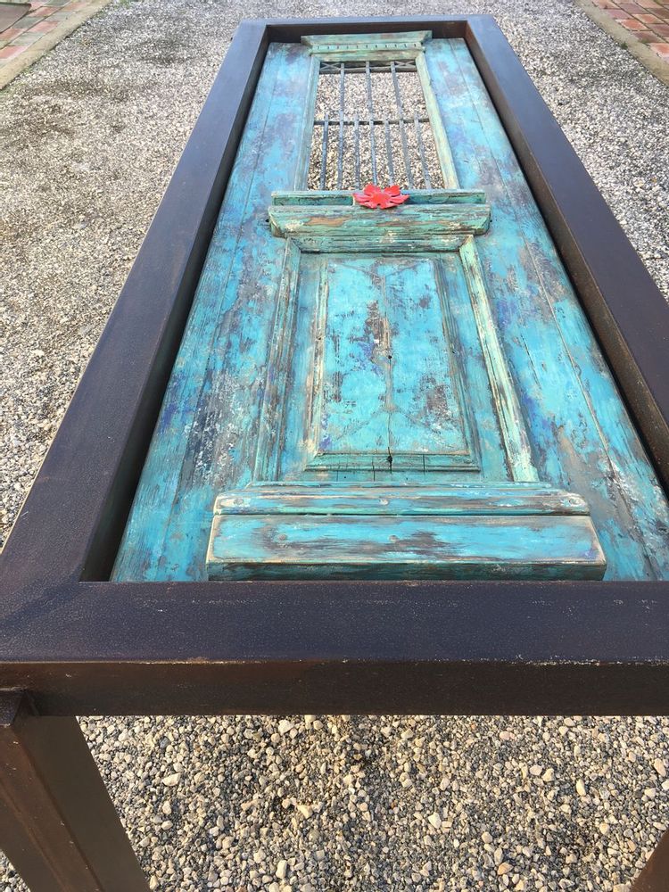 Tables Salle à Manger - Table, vieille porte grecque du siècle précédent, dans une base en métal - SILO ART FACTORY