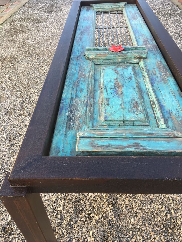 Tables Salle à Manger - Table, vieille porte grecque du siècle précédent, dans une base en métal - SILO ART FACTORY