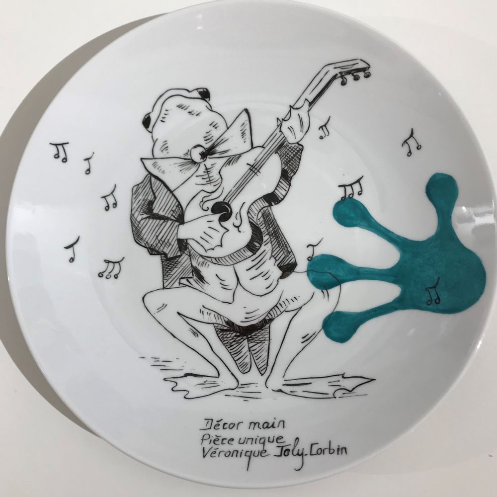 Unique pieces - Wall installation of illustrated plates FROG - VERONIQUE JOLY-CORBIN