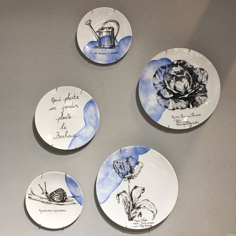 Pièces uniques - Installation murale d'assiettes illustrées JARDIN - VERONIQUE JOLY-CORBIN
