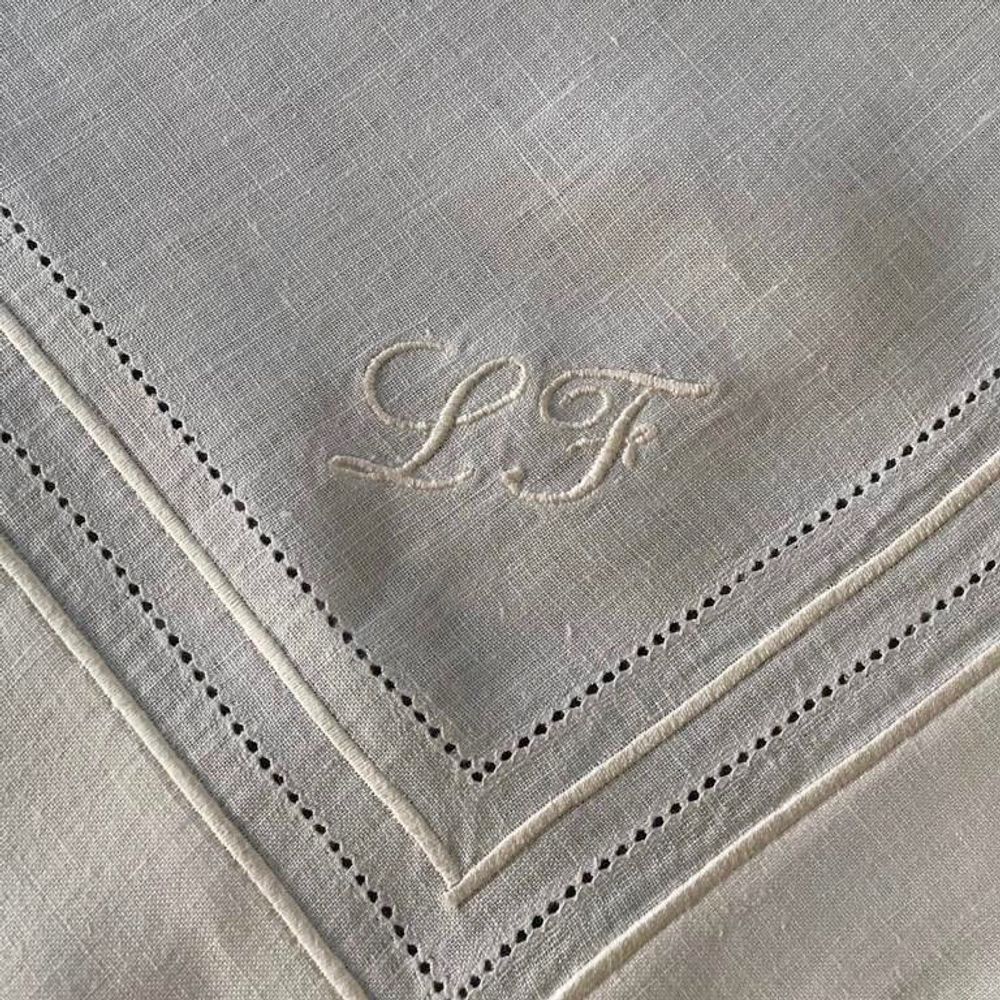 Linge de table textile - NAPPES FAITES MAIN ET CHEMIN DE TABLE BRODÉ EN CHANVRE - MAISON GALA