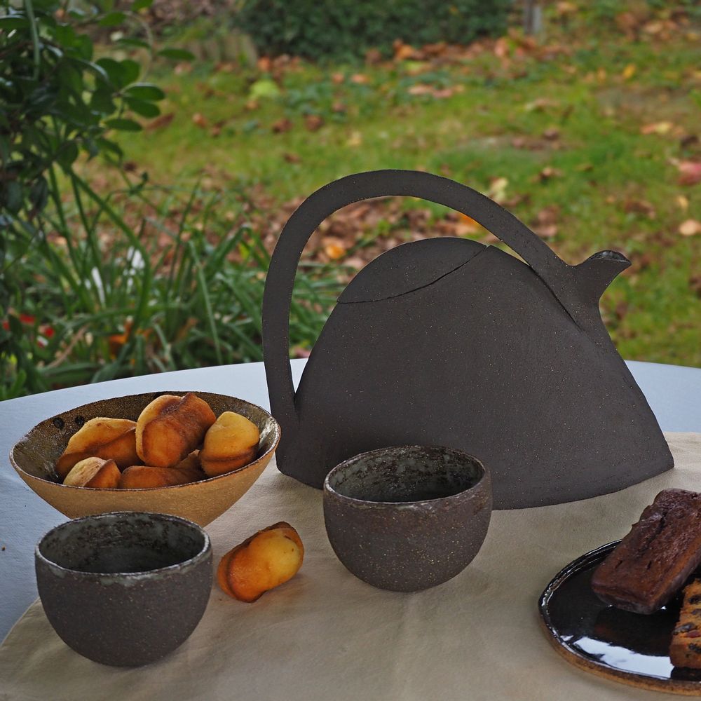 Tea and coffee accessories - EMA  Black Teapot 900ml, 1900ml - ANNE KRIEG, CERAMISTE