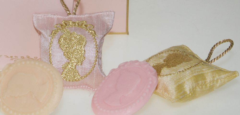 Scent diffusers - Cameo embroidered heart hook, perfume diffuser - ATELIER CATHERINE MASSON