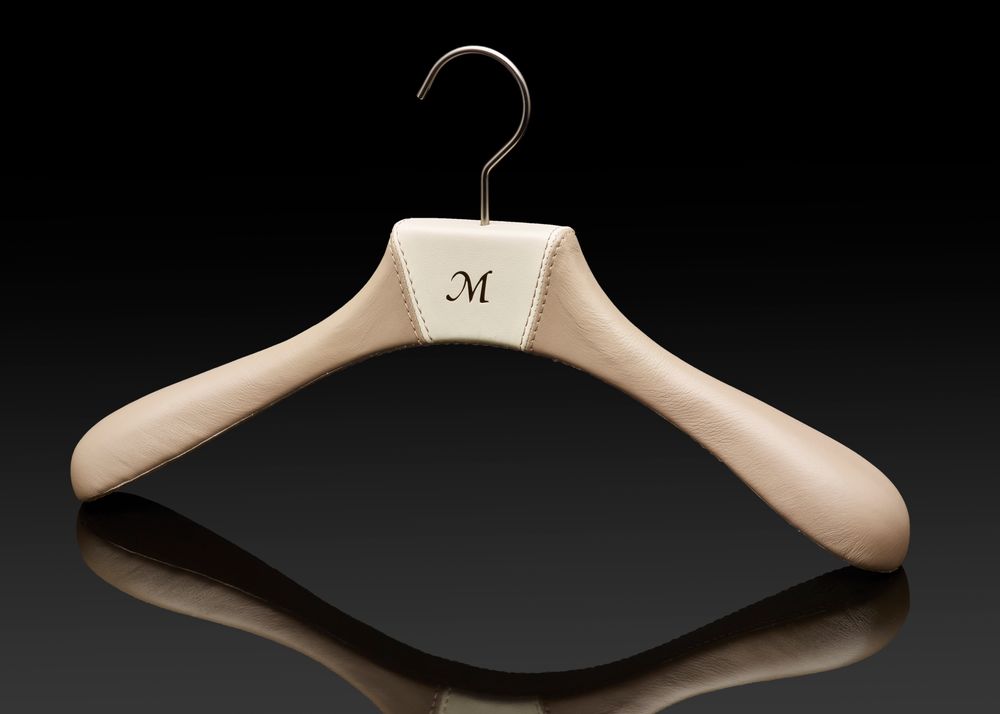 Objets personnalisables - Cintre en bois gainé de cuir. Collection IMPÉRIALE. - AUTHENTIQUES PARIS