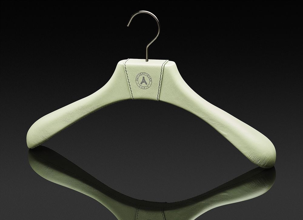 Dressings - Cintres en cuir et en hêtre. Collection Prestige - AUTHENTIQUES PARIS