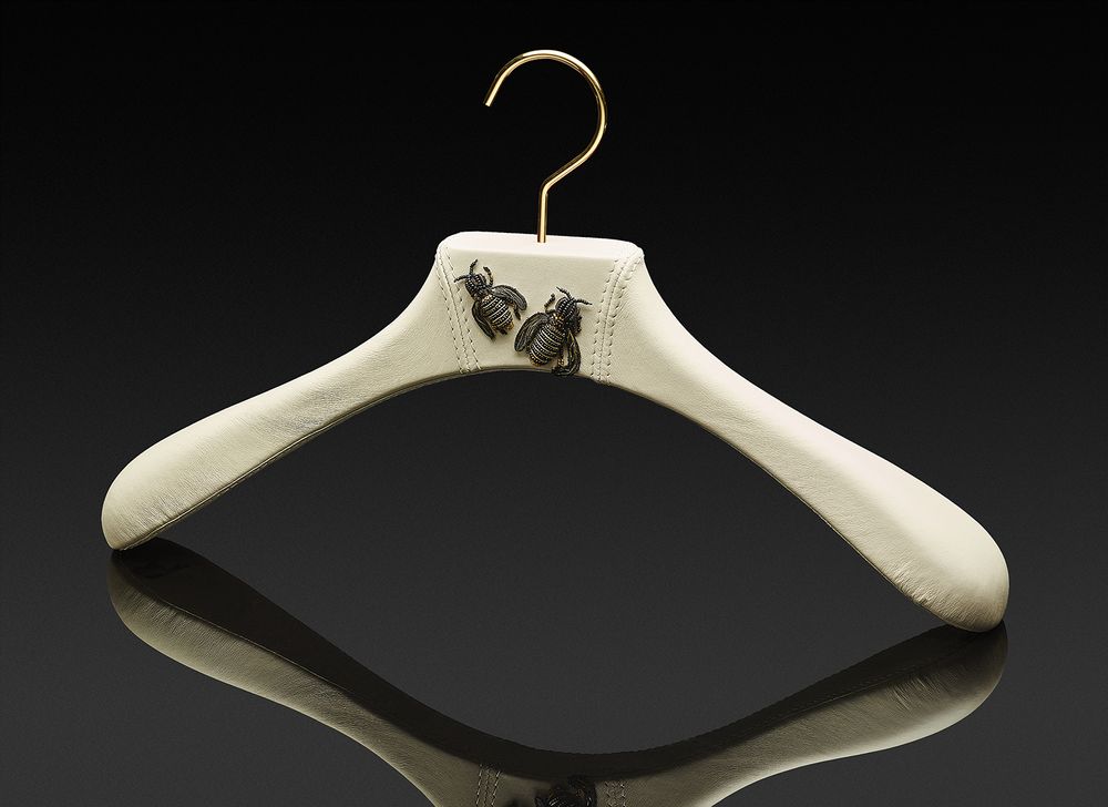 Objets personnalisables - Cintre en bois gainé de cuir. Collection IMPÉRIALE. - AUTHENTIQUES PARIS