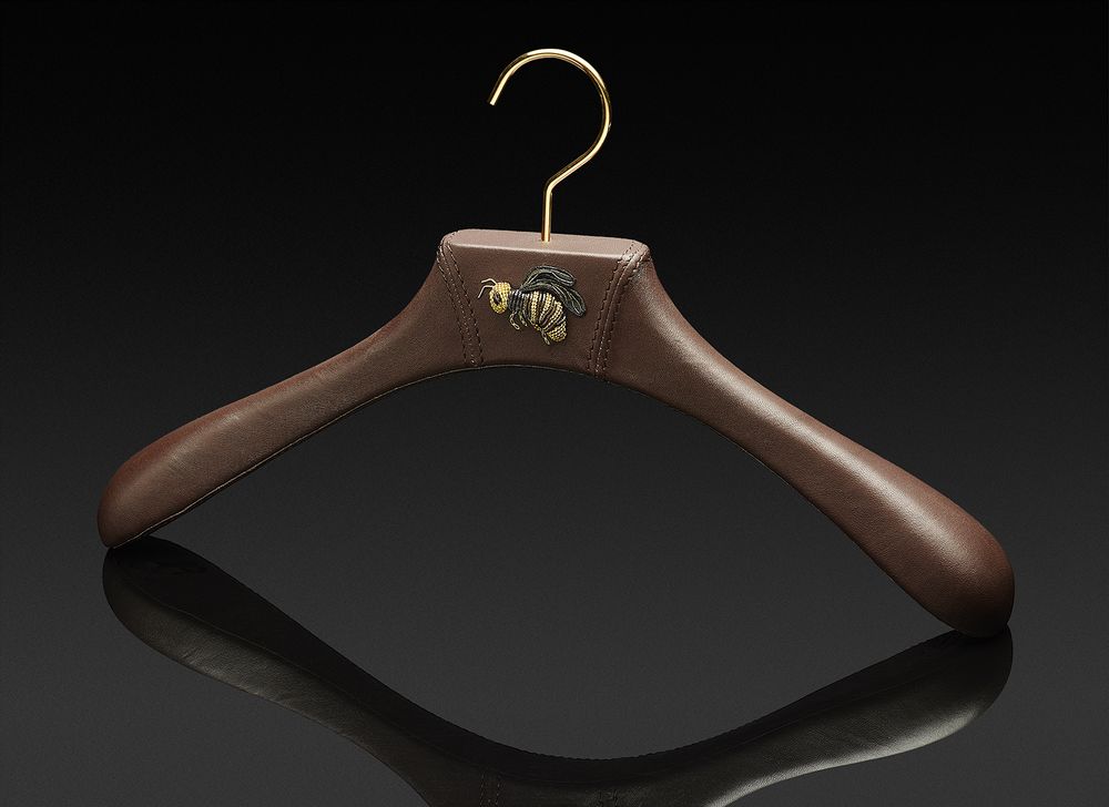 Objets personnalisables - Cintre en bois gainé de cuir. Collection IMPÉRIALE. - AUTHENTIQUES PARIS