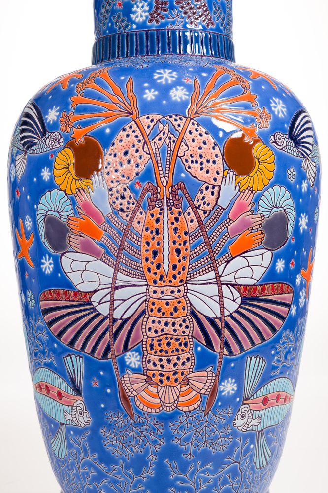 Objets design - GRAND VASE À COL - PINCE-MOI / Michael CAILLOUX - - MANUFACTURE DES EMAUX DE LONGWY 1798