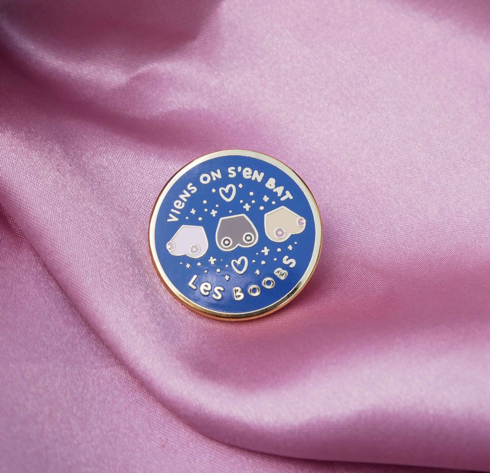Bijoux - Pin's Viens on s'en bat les boobs - MALICIEUSE