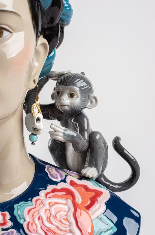Sculptures, statuettes and miniatures - Frida Kahlo (Blue) - Lladró Limited Edition Handmade Porcelain - LLADRÓ