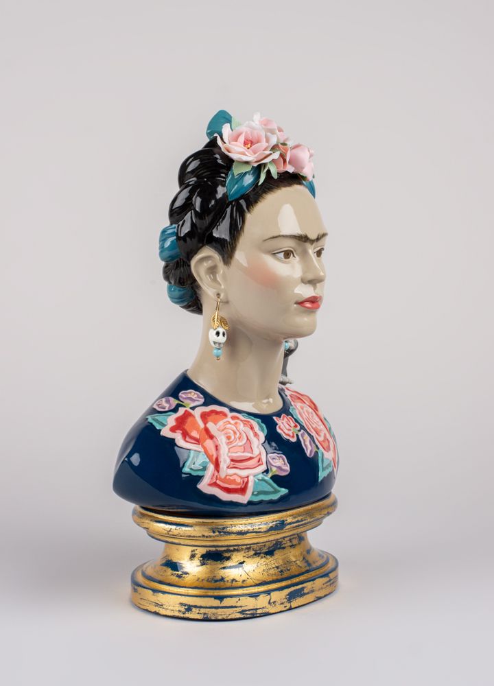 Sculptures, statuettes and miniatures - Frida Kahlo (Blue) - Lladró Limited Edition Handmade Porcelain - LLADRÓ