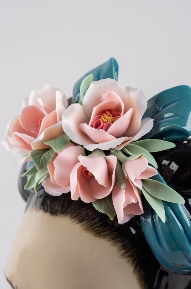 Sculptures, statuettes and miniatures - Frida Kahlo (Blue) - Lladró Limited Edition Handmade Porcelain - LLADRÓ