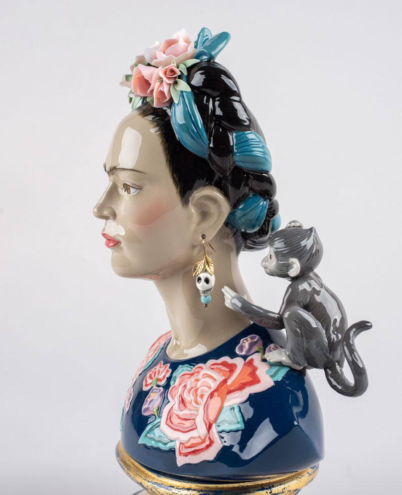 Sculptures, statuettes and miniatures - Frida Kahlo (Blue) - Lladró Limited Edition Handmade Porcelain - LLADRÓ