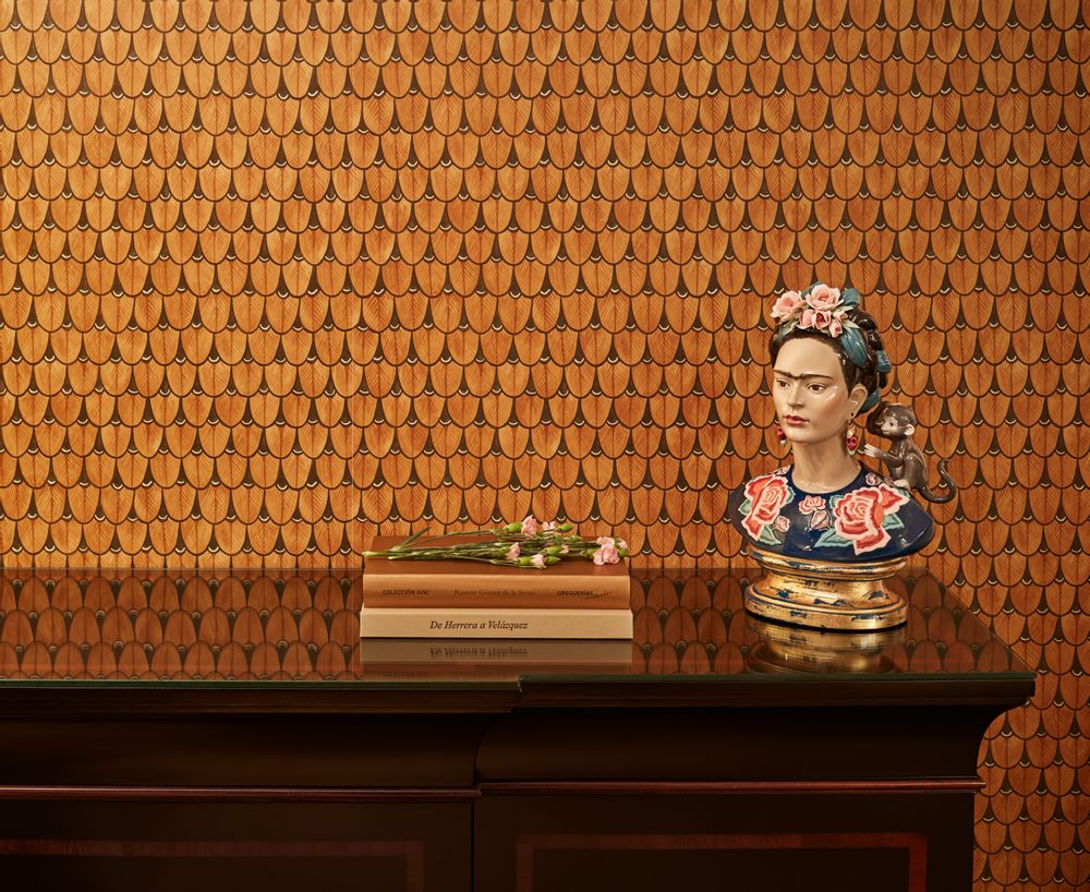 Sculptures, statuettes and miniatures - Frida Kahlo (Blue) - Lladró Limited Edition Handmade Porcelain - LLADRÓ