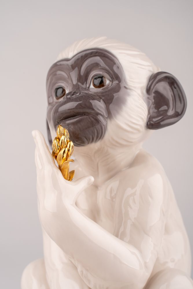 Sculptures, statuettes and miniatures - Little Monkey - Lladró Handmade Porcelain - LLADRÓ