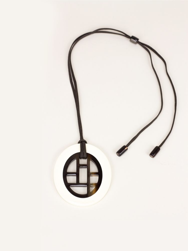 Bijoux - Oval pendant in hoof and lacquer - L INDOCHINEUR X RIVÊT