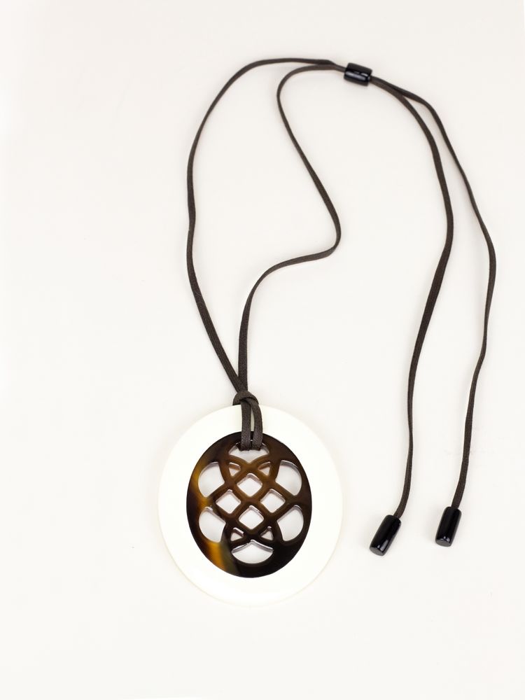 Bijoux - Oval pendant in hoof and lacquer - L INDOCHINEUR X RIVÊT